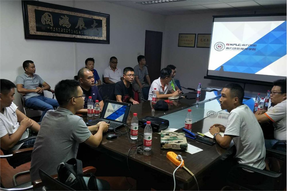 航興達公司開展新型拌和設(shè)備技術(shù)工藝技術(shù)培訓(xùn)